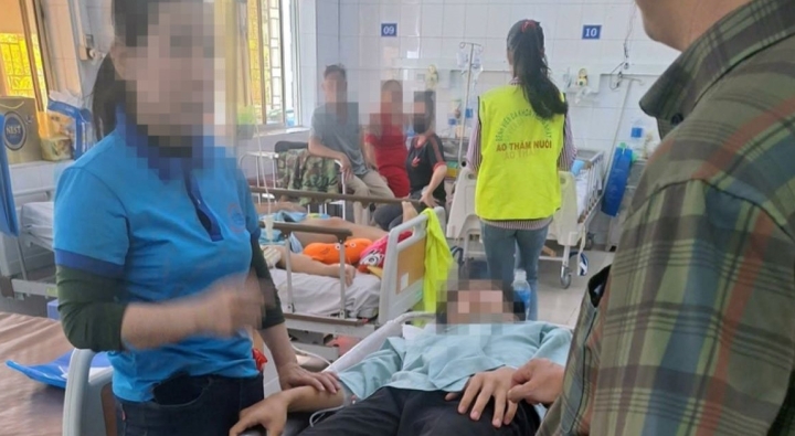 Nam sinh bị đánh hội đồng đang được theo dõi và điều trị tại bệnh viện
