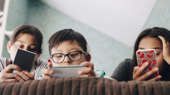 Tác hại của màn hình điện tử đối với sức khỏe tâm thần trẻ em