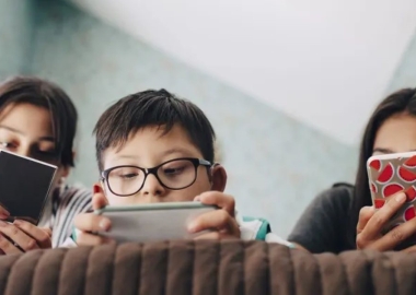 Tác hại của màn hình điện tử đối với sức khỏe tâm thần trẻ em