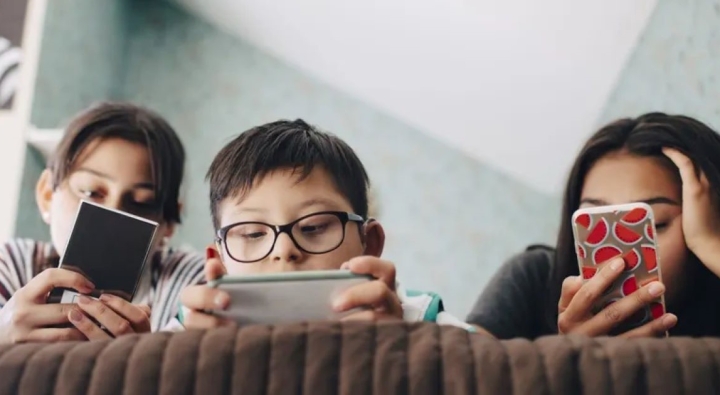 Tác hại của màn hình điện tử đối với sức khỏe tâm thần trẻ em