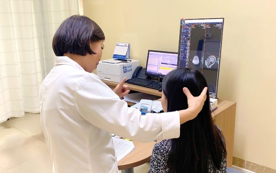 Bác sĩ Nhẹn khám cho bé Mai