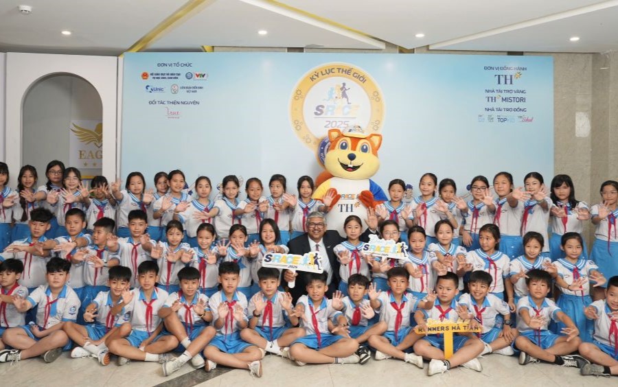 Các em học sinh tiểu học tại Lễ công bố S-Race 2025