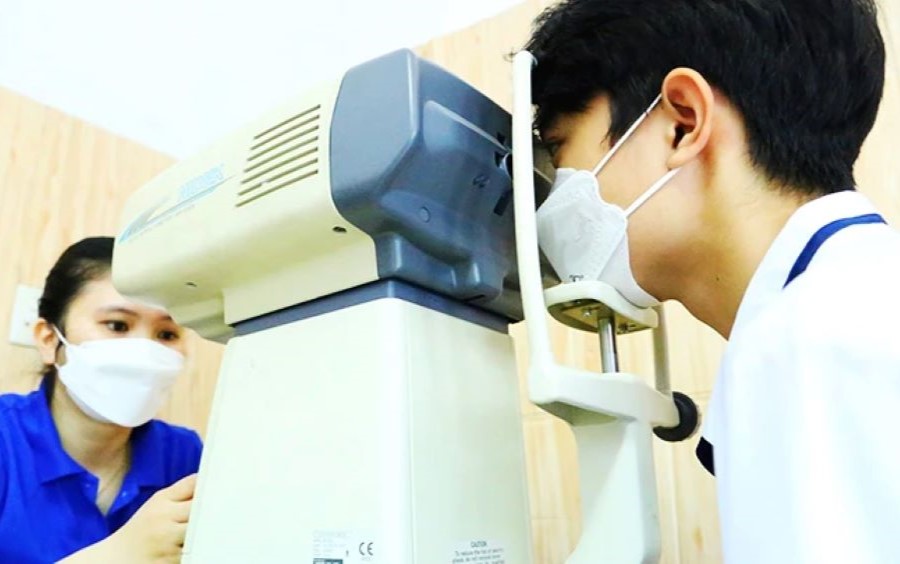 Kiểm tra thị lực cho học sinh