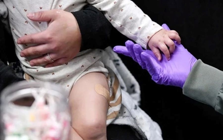 Cha mẹ "anti vaccine", bé gái 4 tuổi gánh hậu quả