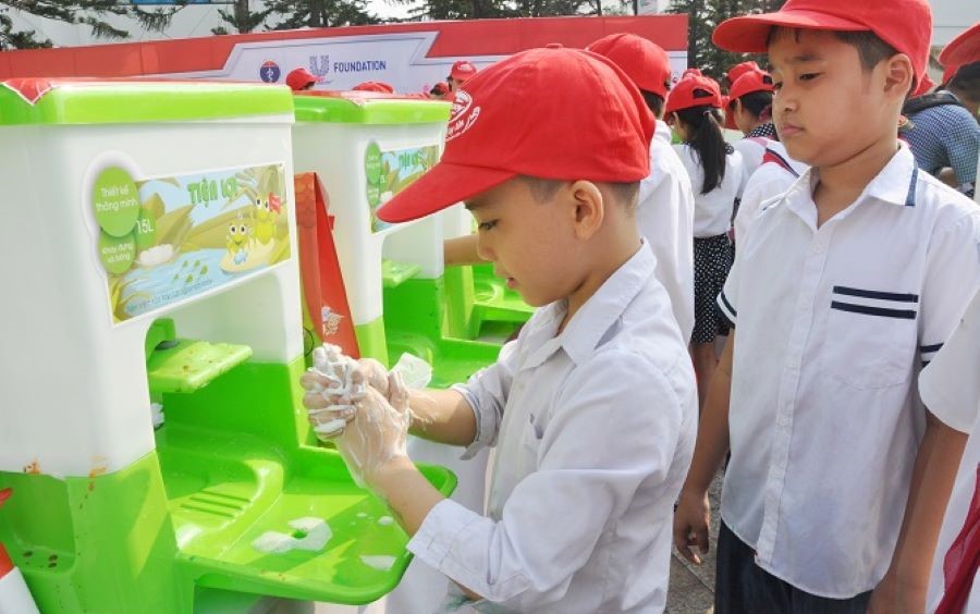 Đảm bảo công tác vệ sinh, chủ động chống dịch bệnh, chăm sóc sức khỏe cho học sinh trong trường học.