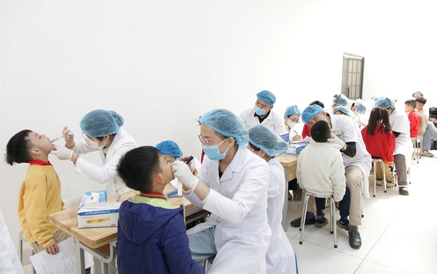 Gần 900 học sinh các khối từ lớp 1 đến lớp 5 đã được khám, trám bít hố rãnh dự phòng và bôi vecni Fluor chống sâu răng.