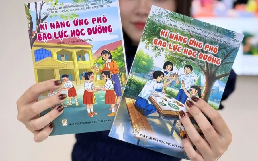 Hai cuốn sách về kỹ năng phòng chống bạo lực học đường do báo Tuổi Trẻ và Công ty Phương Nam thực hiện - Ảnh: PHẠM DUY