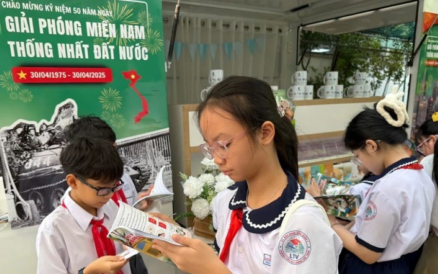 Học sinh Trường tiểu học Võ Thị Sáu (quận 7, TP.HCM) đọc sách Kỹ năng phòng chống bạo lực học đường - Ảnh: NHƯ QUỲNH