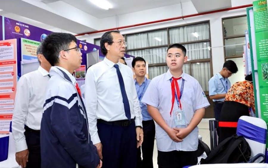 Thứ trưởng Phạm Ngọc Thưởng tham quan khu trưng bày dự án và lắng nghe các em học sinh giới thiệu về dự án của mình