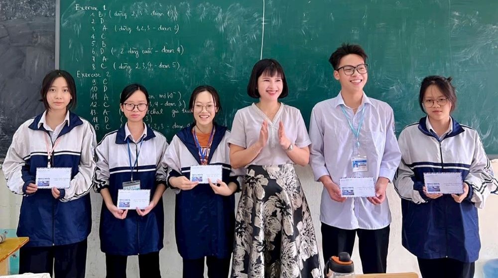 Phương Thảo (đầu tiên từ phải sang) được cô giáo khen thưởng hàng tháng. Ảnh: GVCC.