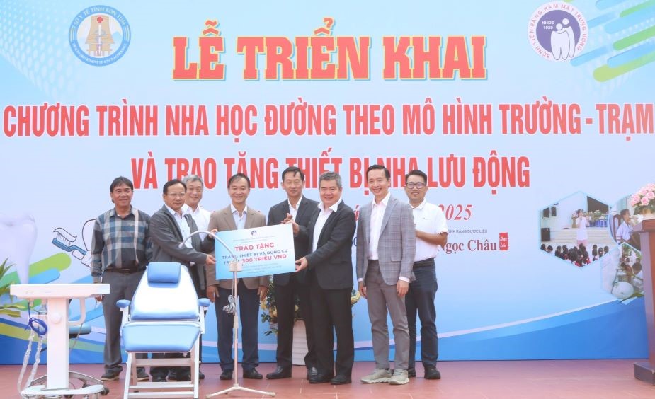 Tiến sĩ - bác sĩ Lê Trung Chánh, Giám đốc Bệnh viện Răng hàm mặt T.Ư TP.HCM (thứ 3, từ phải qua), đại diện bệnh viện trao tặng trang thiết bị nha khoa cho phía Kon Tum. Ảnh: BSCC