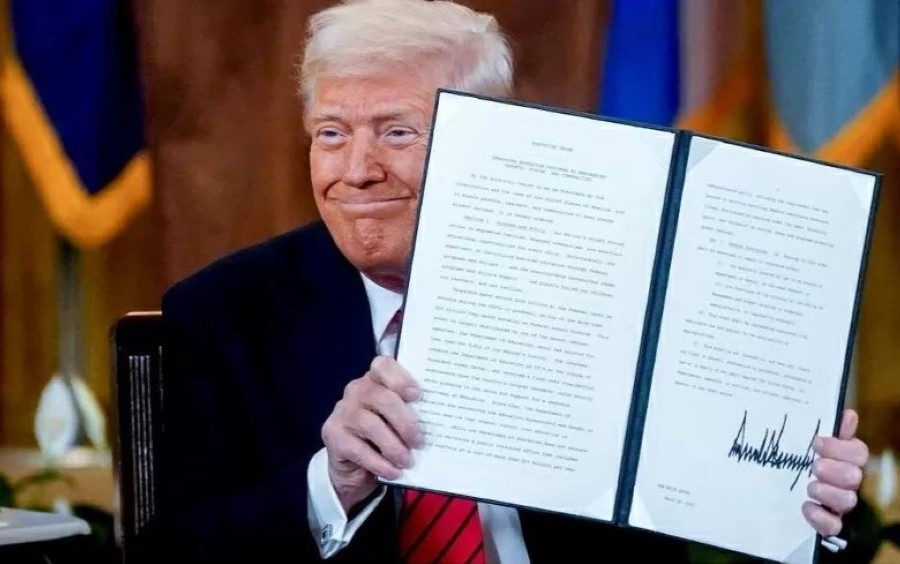 Tổng thống Trump cầm sắc lệnh giải thể Bộ Giáo dục Mỹ tại Nhà Trắng.