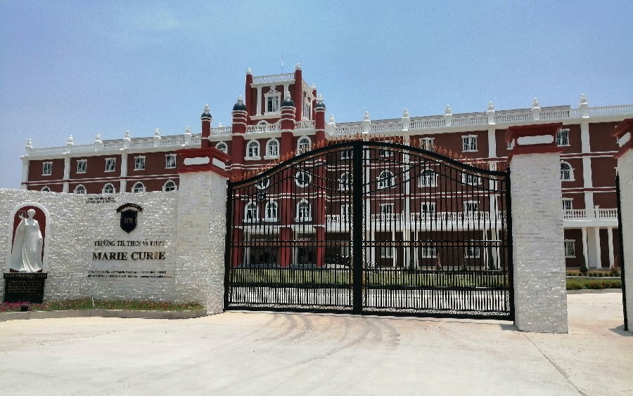 Trường Marie Curie - nơi xảy ra sự việc