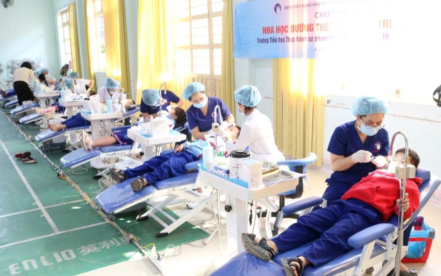 Y bác sĩ Bệnh viện Răng hàm mặt T.Ư TP.HCM khám, điều trị, chăm sóc răng cho học sinh tại Kon Tum. Ảnh: BSCC