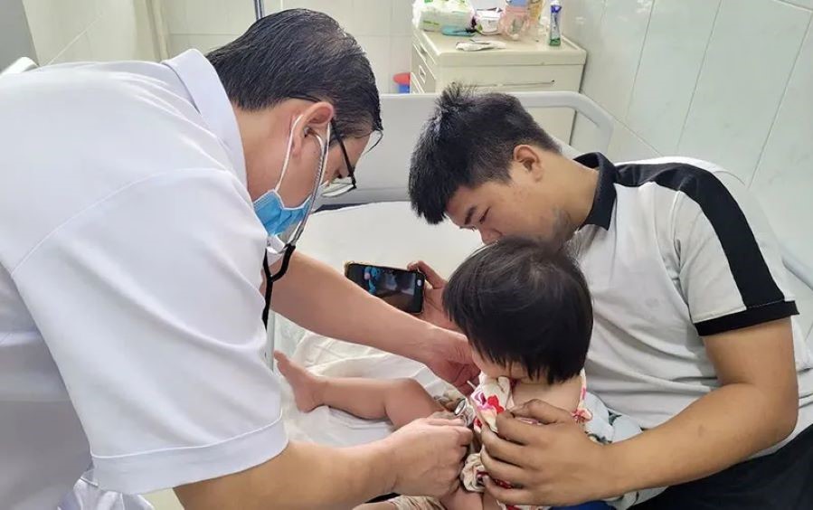 Bác sĩ thăm khám cho một bé bị tiêu chảy đang điều trị tại Khoa Tiêu hóa của bệnh viện.