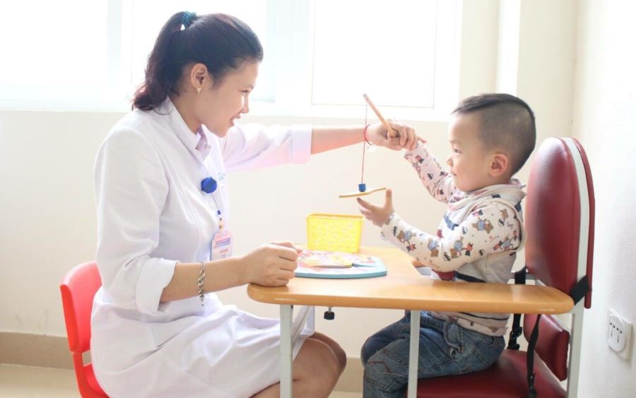 Bác sĩ thăm khám cho trẻ có dấu hiệu nghi ngờ bệnh tự kỷ