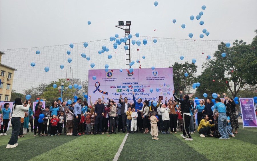 Ban tổ chức cùng trẻ tự kỷ tham gia thả bóng bay với mong muốn nhận được sự quan tâm hơn nữa của cộng đồng.