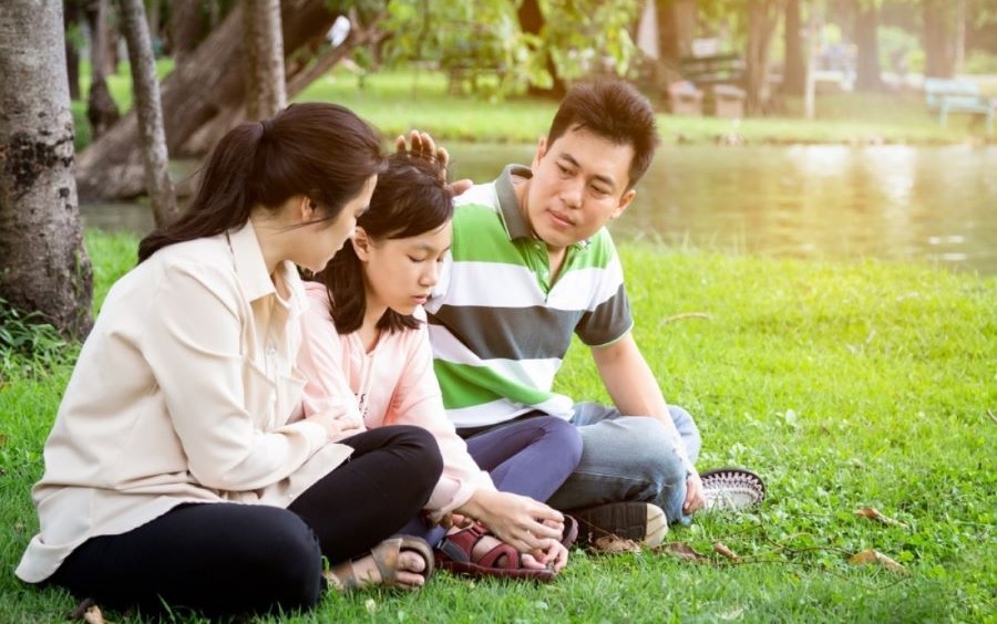 Cha mẹ cần đồng hành cùng con cái trong quá trình phát triển thể chất, tâm sinh lý của con.