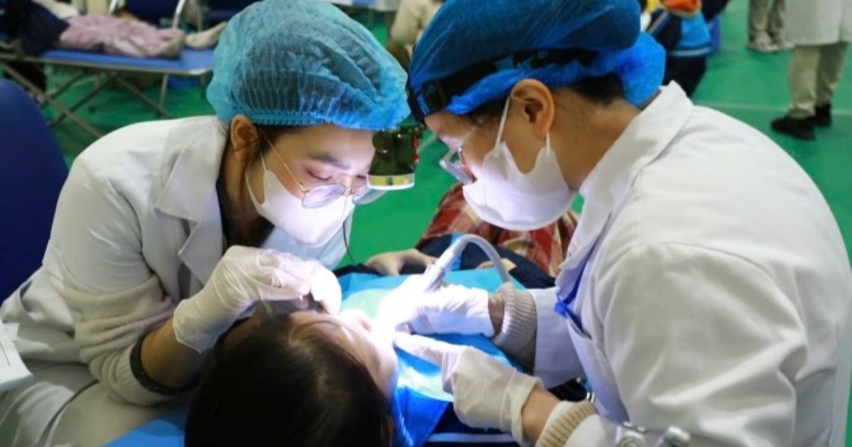 Chăm sóc sức khoẻ răng miệng cho 1.300 học sinh