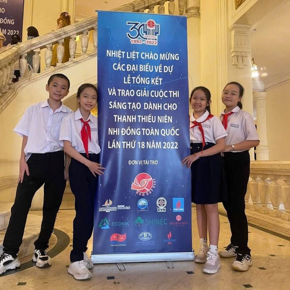 Em Nguyễn Quang Minh (bìa trái). Ảnh: NVCC