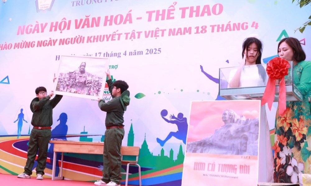 Học sinh giới thiệu sách về chủ đề "50 năm đất nước trọn niềm vui" 