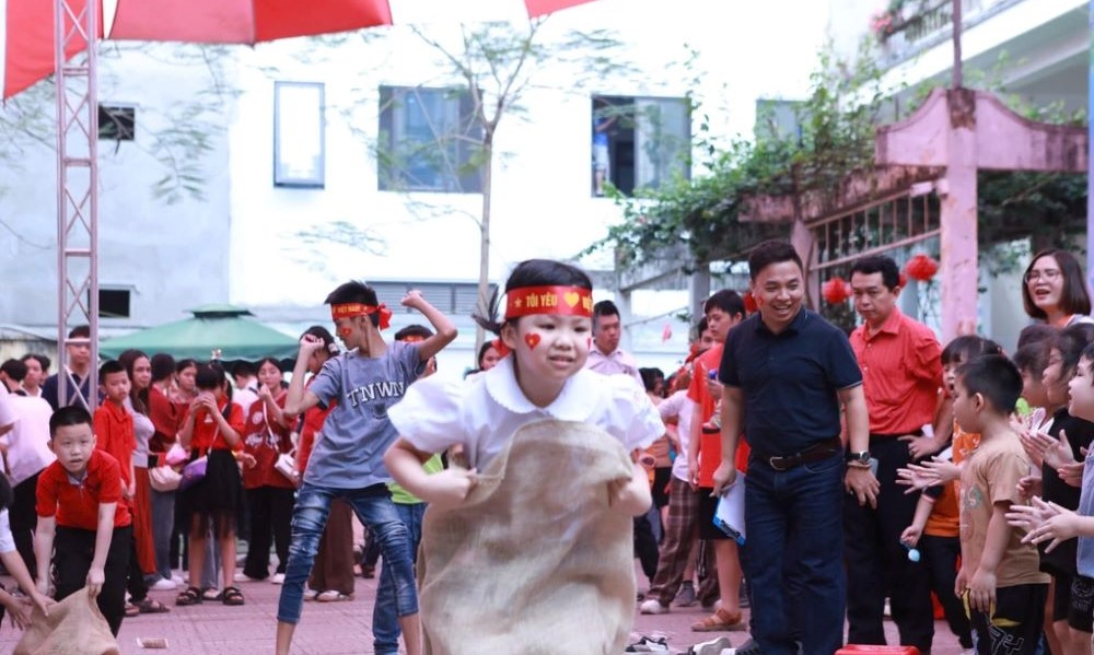 Học sinh trường Xã Đàn thi nhảy bao bố trong ngày hội văn hóa - thể thao hưởng ứng Ngày Người khuyết tật Việt Nam