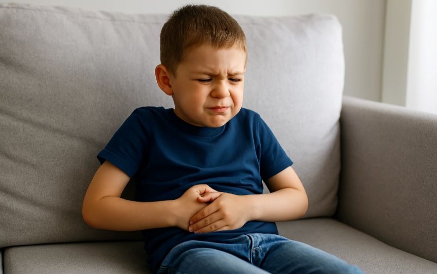 Khi không may dùng sữa giả, trẻ thường bị đau bụng, nôn ói...