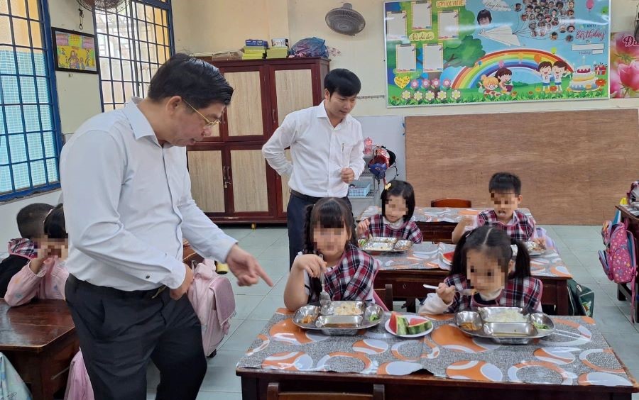 Lãnh đạo quận Hải Châu kiểm tra suất ăn tại Trường Tiểu học Phù Đổng sáng 14-4