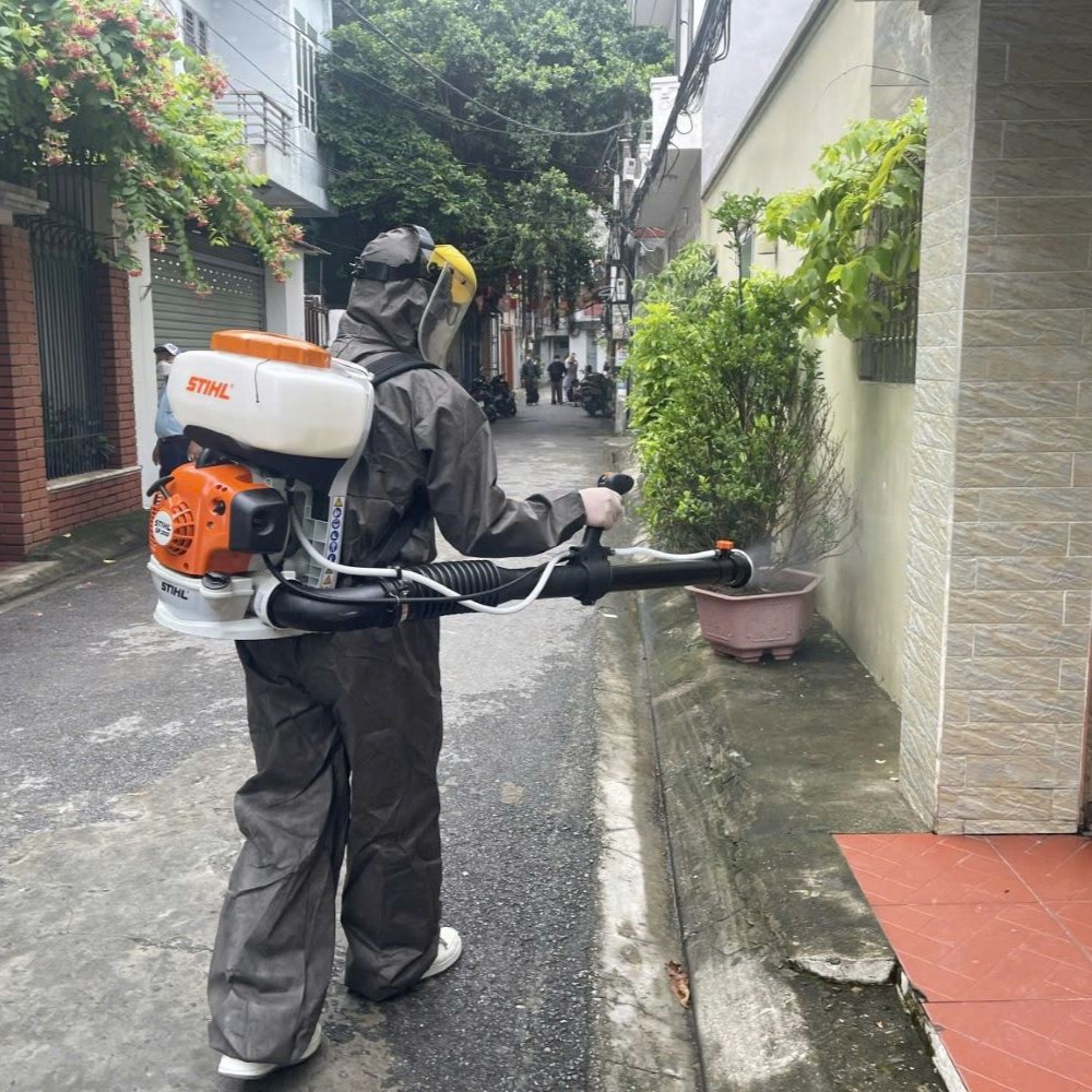 Phun hóa chất diệt muỗi phòng chống sốt xuất huyết.
