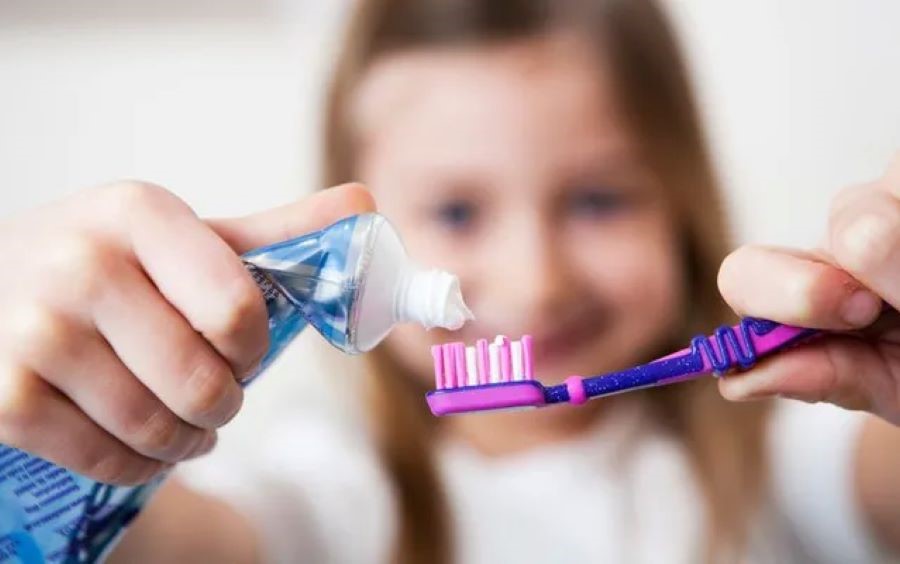 Việc đánh răng không đúng cách có thể khiến men răng bị yếu đi 