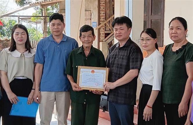 Lãnh đạo UBND thành phố Cao Bằng tặng Giấy khen cho ông Hà Thanh Toàn. Ảnh: Văn Đạt/TTXVN