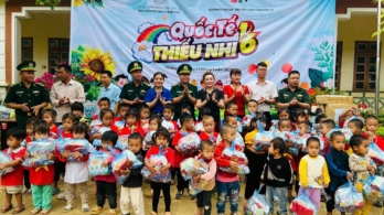 120 suất quà đã được trao cho các em học sinh