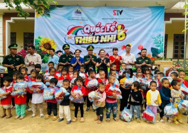 120 suất quà đã được trao cho các em học sinh