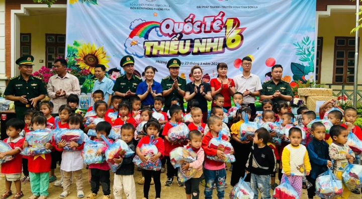 120 suất quà đã được trao cho các em học sinh