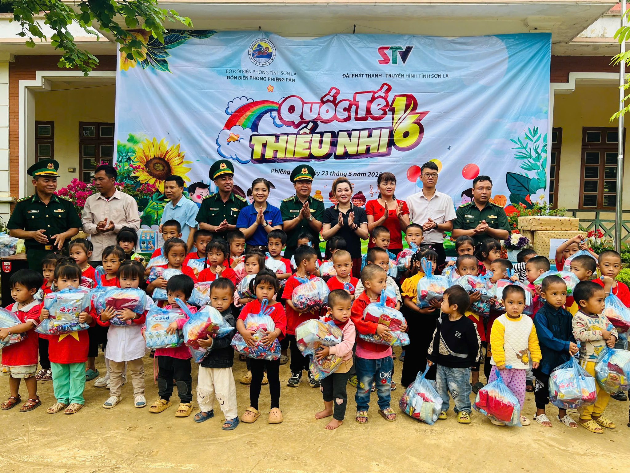 120 suất quà đã được trao cho các em học sinh