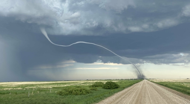 Làm gì khi gặp vòi rồng để đảm bảo an toàn?