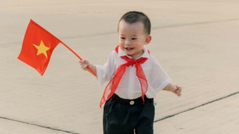 Nhắc con đứng nghiêm, hát vang Quốc ca trong lễ chào cờ ở trường cũng là đang dạy con yêu nước.