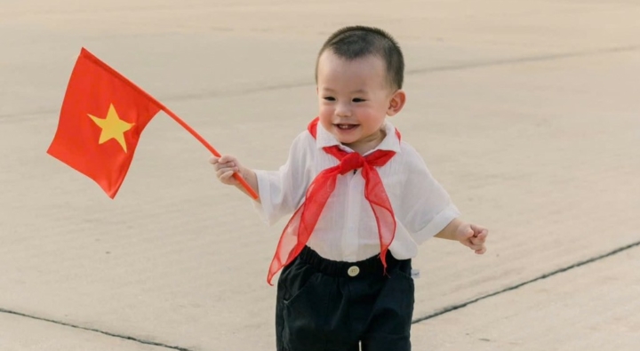 Nhắc con đứng nghiêm, hát vang Quốc ca trong lễ chào cờ ở trường cũng là đang dạy con yêu nước.