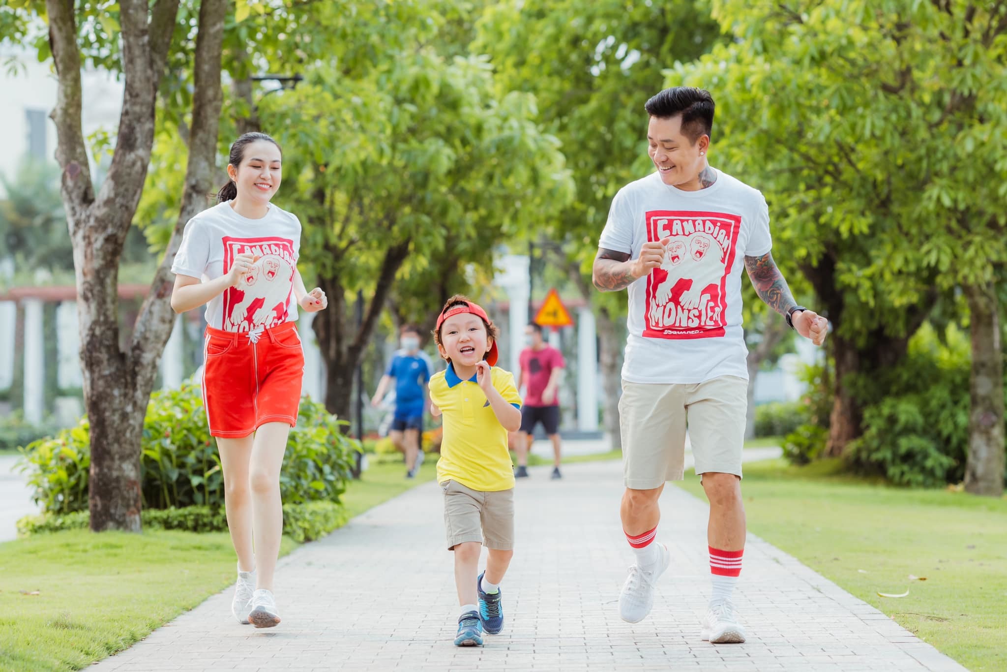 Gia đình cùng nhau tập thể dục mỗi ngày để rèn luyện sức khỏe.