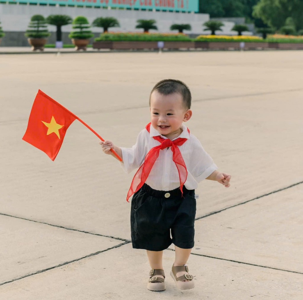 Nhắc con đứng nghiêm, hát vang Quốc ca trong lễ chào cờ ở trường cũng là đang dạy con yêu nước.