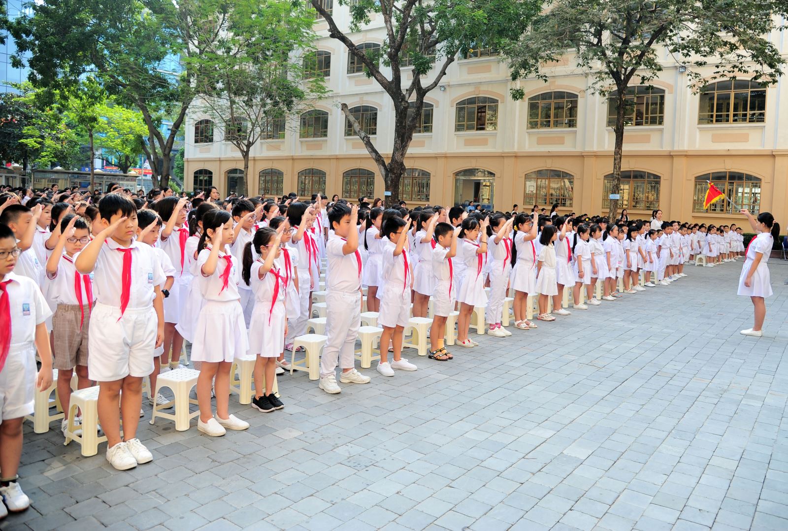 Nhắc con đứng nghiêm, hát vang Quốc ca trong lễ chào cờ ở trường cũng là đang dạy con yêu nước.